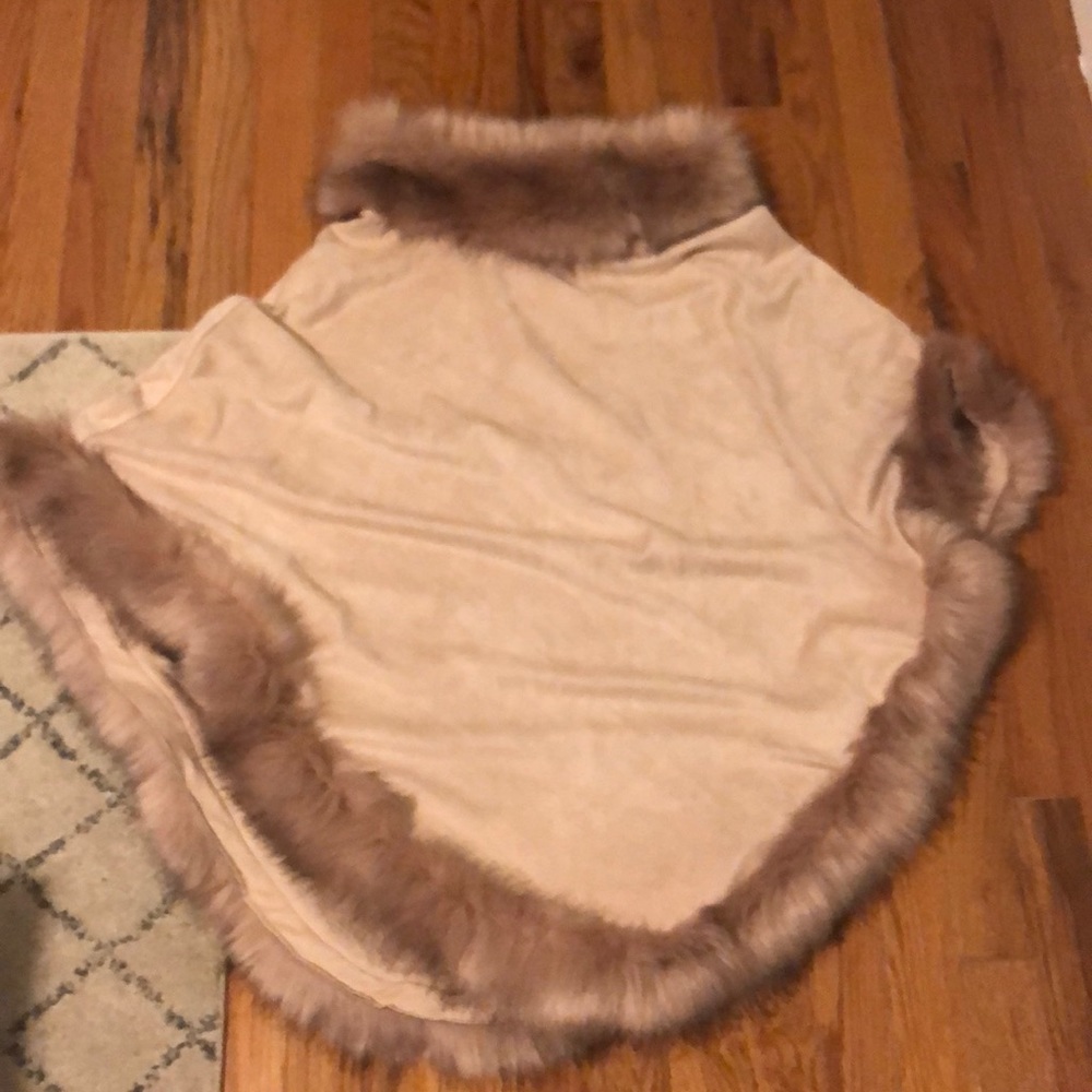 Suede poncho with faux fur. Pale pink